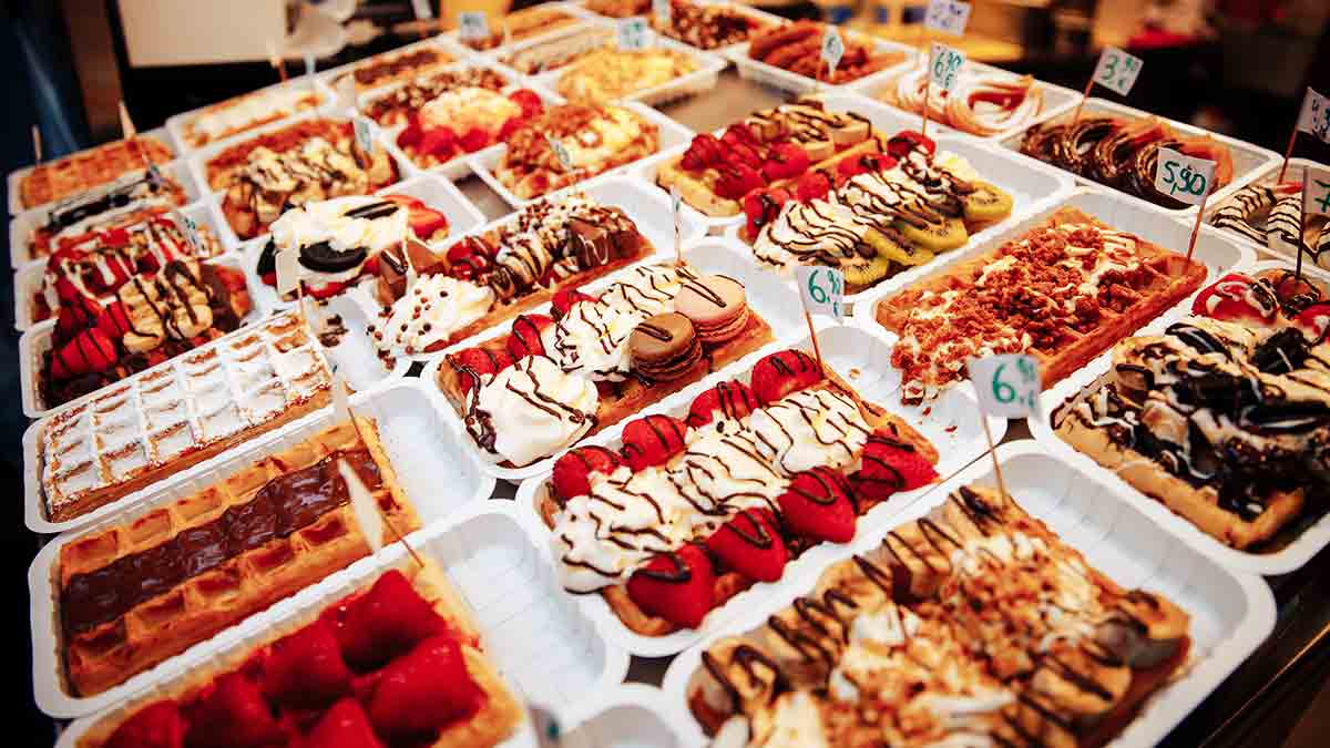 Bruges in Winter - Eating waffles