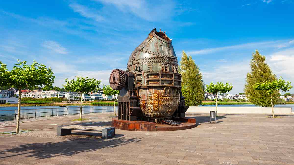 Thomas steel converter monument