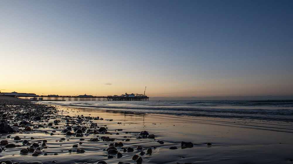 Brightons Strand bei Sonnenaufgang