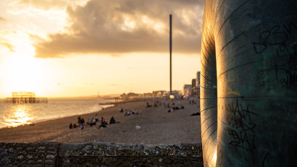 Plaża w Brighton przy zachodzie słońca