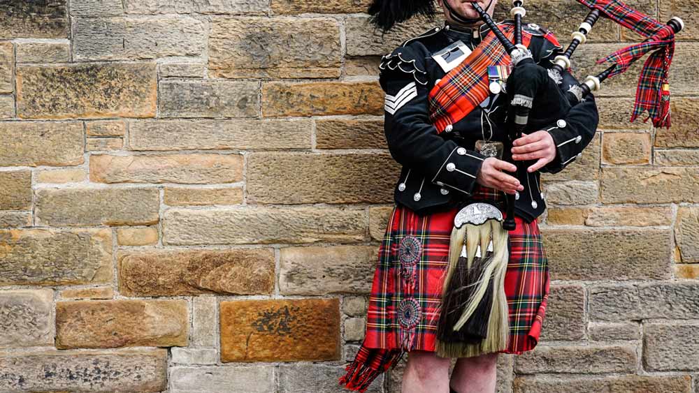 Joueur de cornemuse à Édimbourg, en Écosse