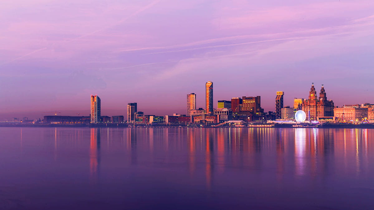 Port w Liverpoolu o zachodzie słońca