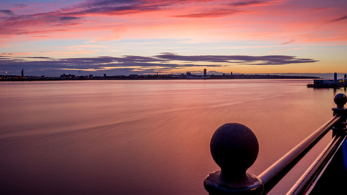 Zonsondergang aan de waterkant in Liverpool