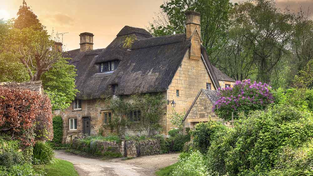 Reetdach-Häuschen in Cotswold, Gloucestershire in England