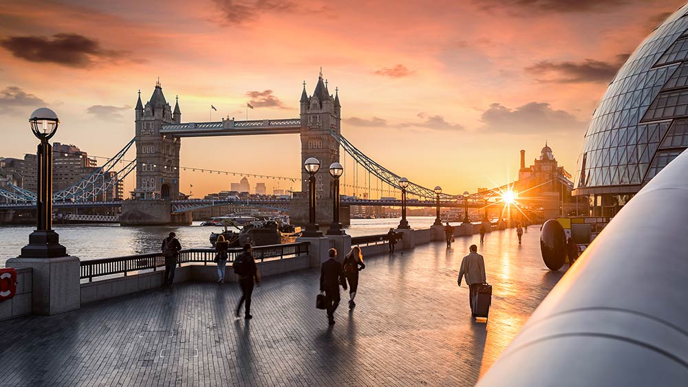 Le Tower Bridge au levant du soleil