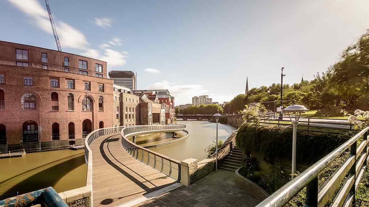 Architektur- und Flussszene in Bristol, UK