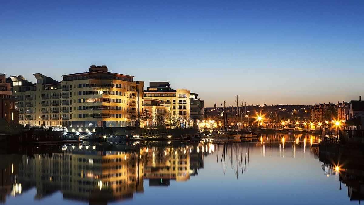 Le front de mer de Bristol la nuit