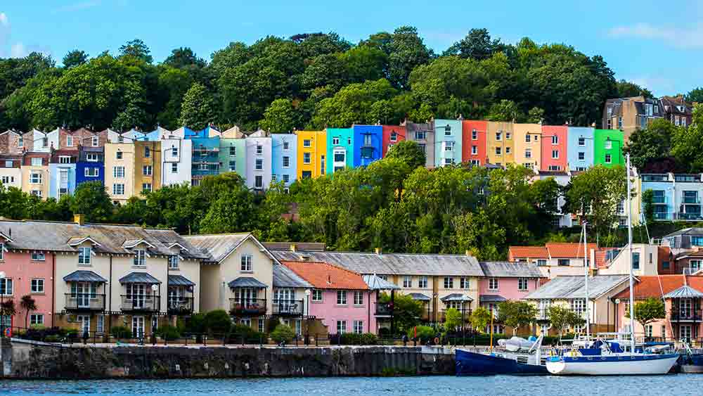 Farbenprächtige Häuser am Ufer in Bristol