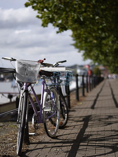 Faire du vélo au bord de la rivière à Bristol, Angleterre