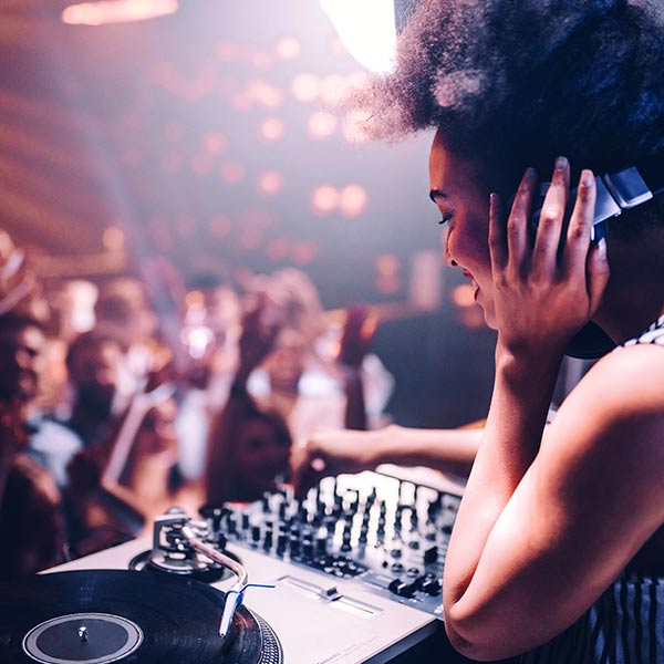 Femme DJ dans un club, vie nocturne à Bristol