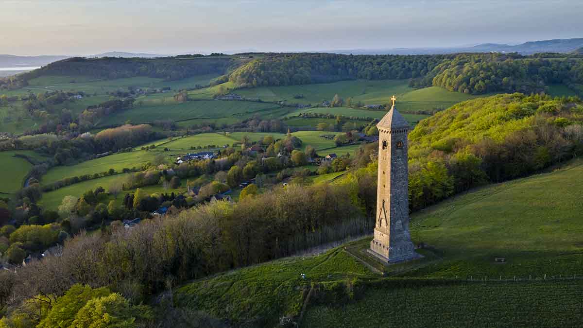 Pomnik Tyndale Monument w Cotswold, Anglia