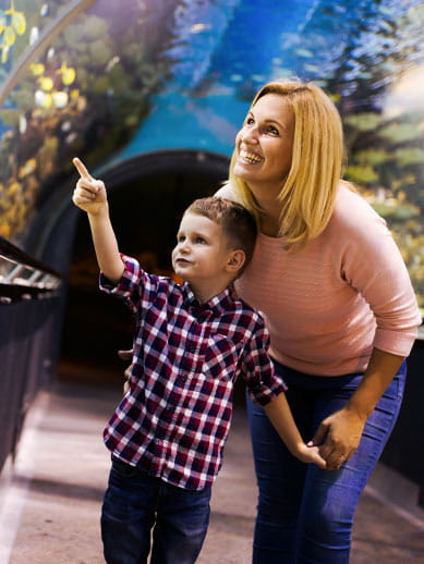 Mère et enfant visitant un aquarium