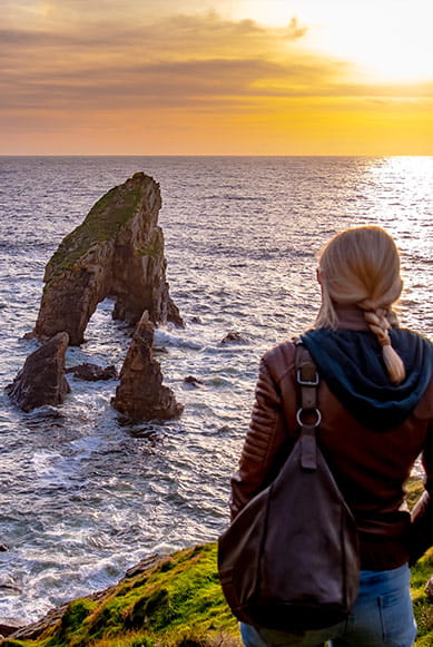 Brèches dans l'arche maritime de Crohy Head dans le comté de Donegal