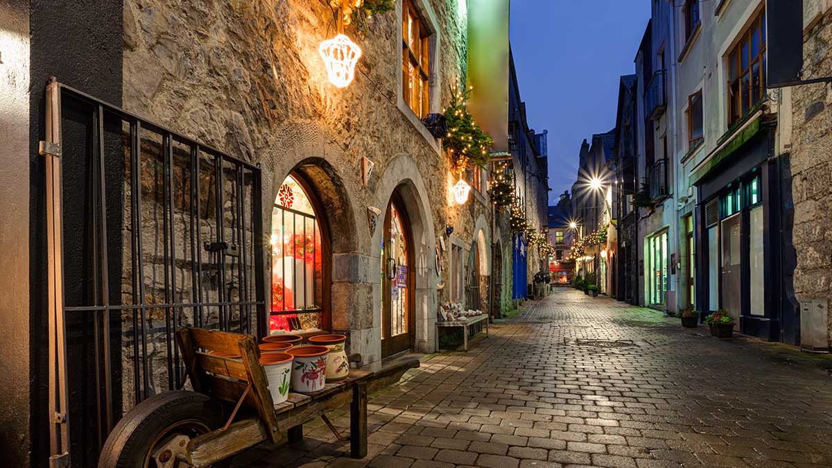 Galways Kopfsteinpflasterstraßen bei Nacht