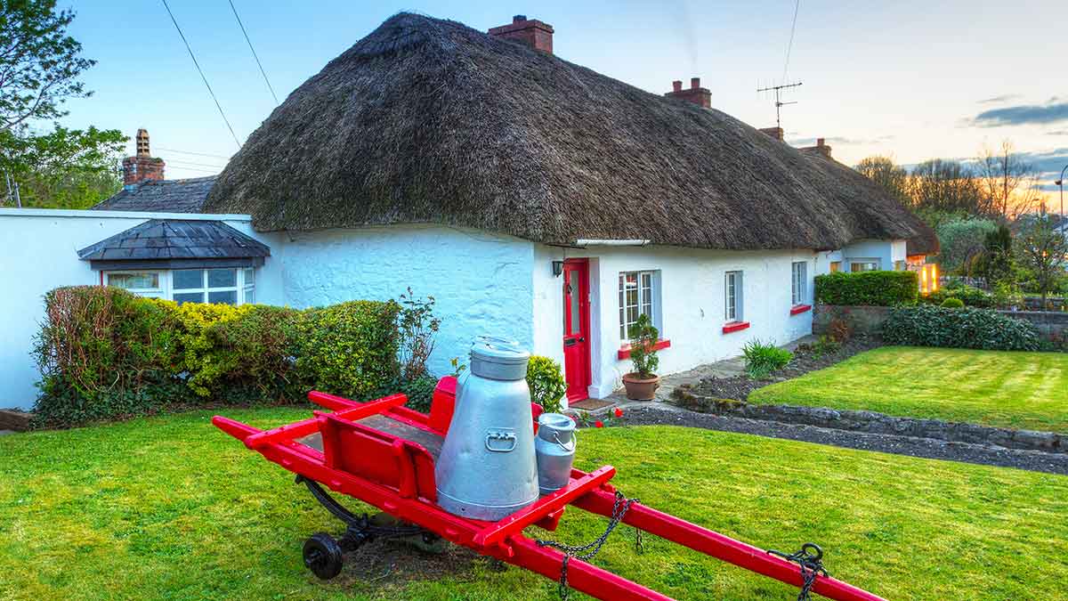 Tradycyjne wiejskie chaty w Irlandii
