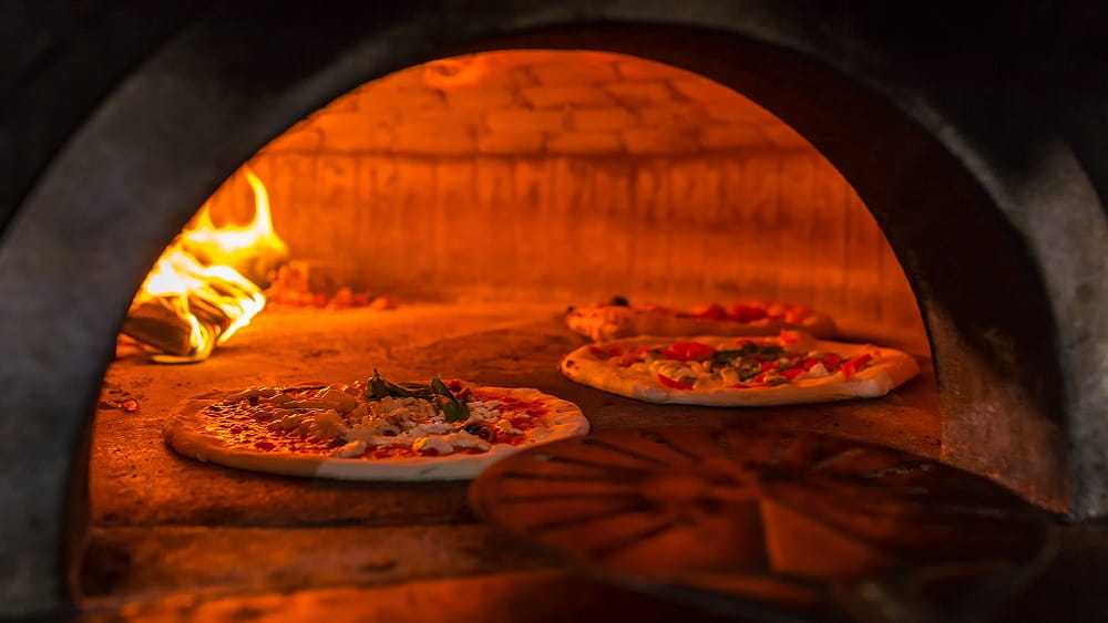 Cooking fresh pizza in Naples