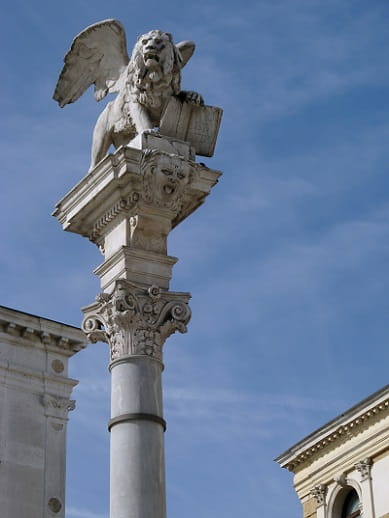 Venice with kids - lion sculpture