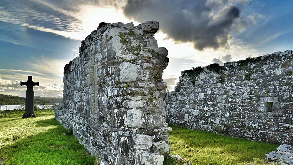 Église en ruine dans le comté de Fermanagh