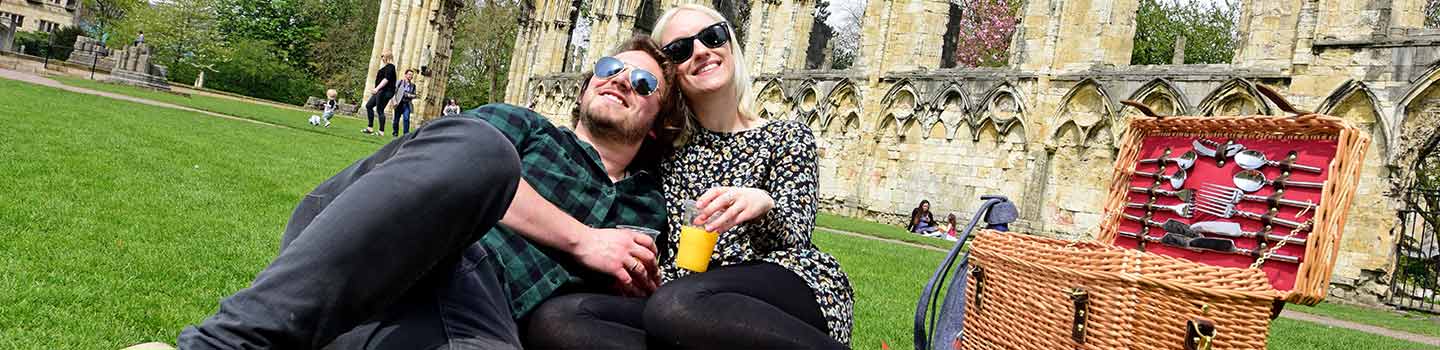 Pique-nique à l'extérieur du musée York pendant la mini-croisière avec P&O Ferries.