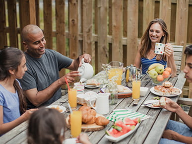 Gruppe beim Frühstück in einem Familienurlaub