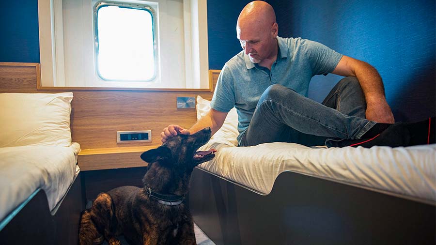 Hund und Halter in einer P&O-Ferries-Hundekabine