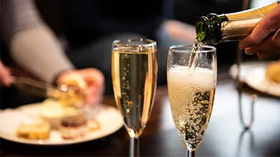 Champagne en eten in de Club Lounge