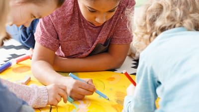 Zabawa dla dzieci – małe dzieci rysujące i kolorujące