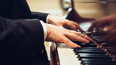 Sky lounge bar - close-up van een man die piano speelt