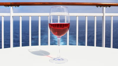 Zonnedekbar - glas wijn op een tafel buiten in de zon