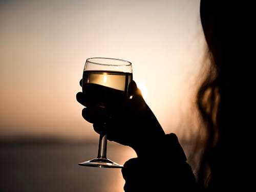 Glas wijn bij zonsondergang