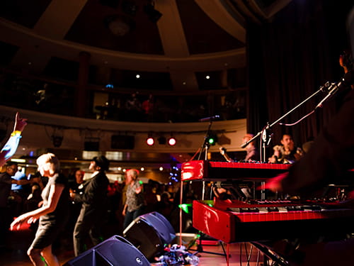 Zespół grający w barze na pokładzie promu P&O