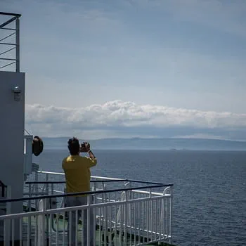 passagier op het dek van een boot naar Schotland van P&O Ferries