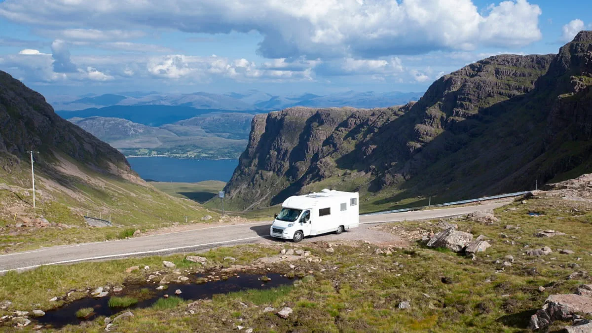 Caravan met uitzicht op het Schotse platteland