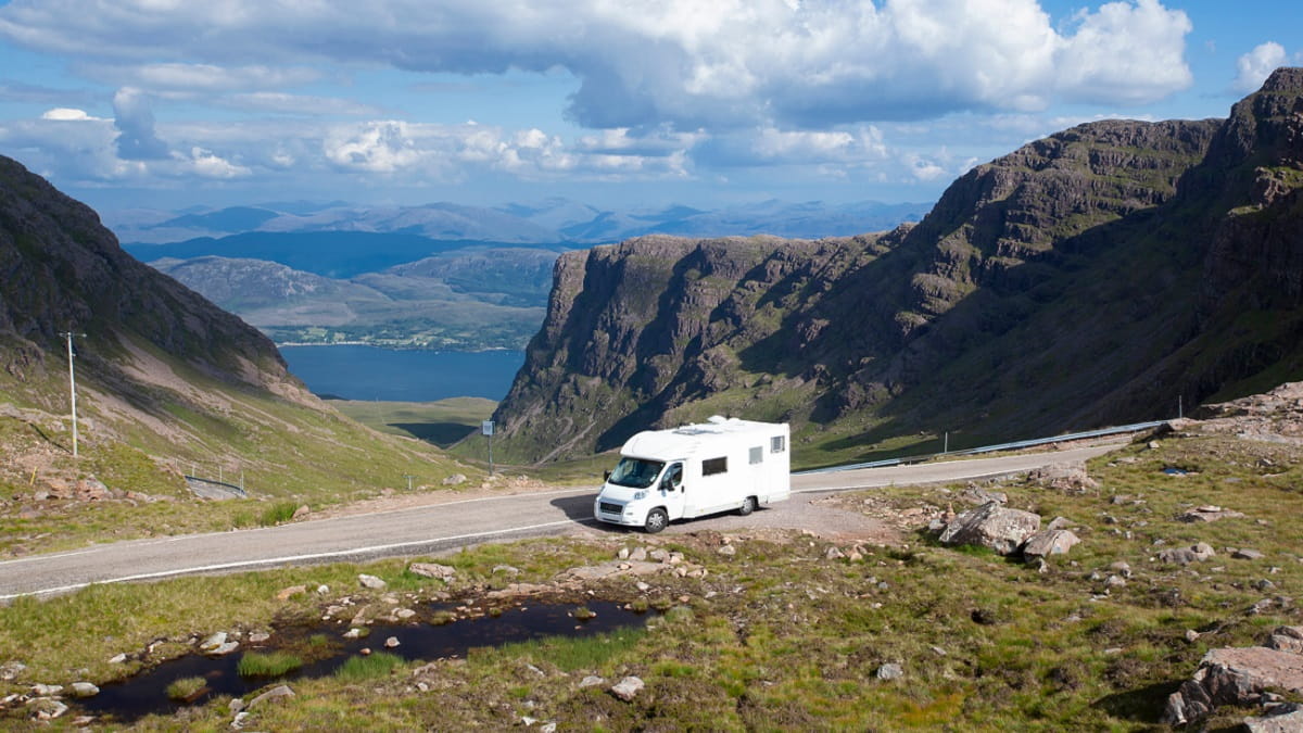 Un camping-car traverse l'Irlande après avoir pris un ferry en Écosse. Bateau traversant la mer d'Irlande avec P&O.